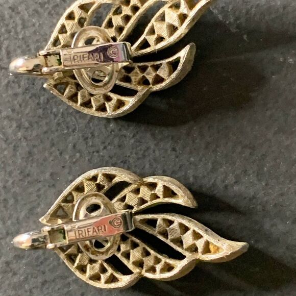 Trifari Sparkling Leaf earrings in Silver tone, Vintage - Picture 6 of 6